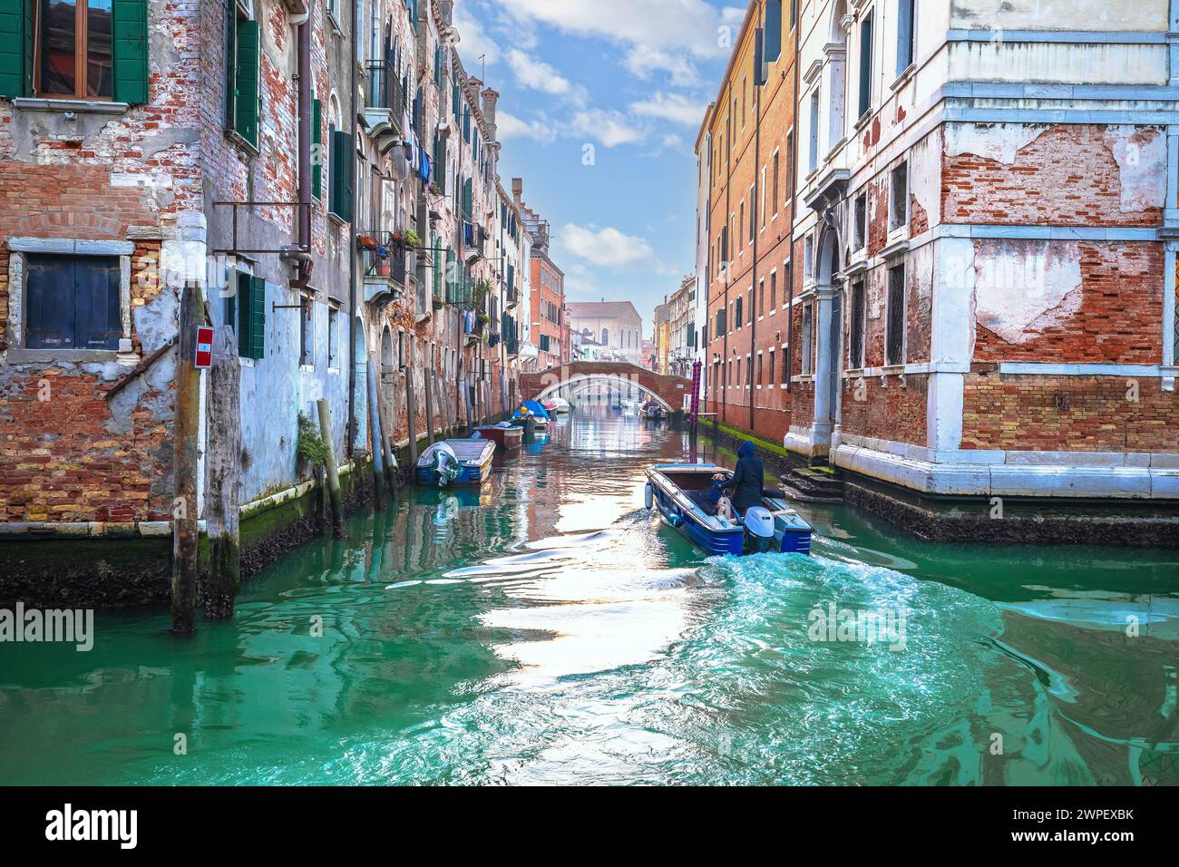 Canale turchese a Venezia vista architettura, destinazione turistica in Veneto, Italia Foto Stock