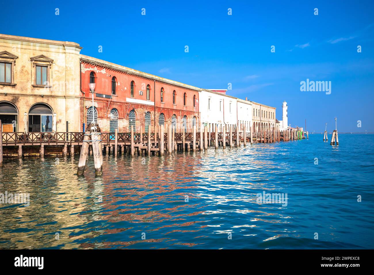 Vista sul lungomare di Murano e sul faro, sull'isola dell'arcipelago di Venezia, nell'Italia settentrionale Foto Stock