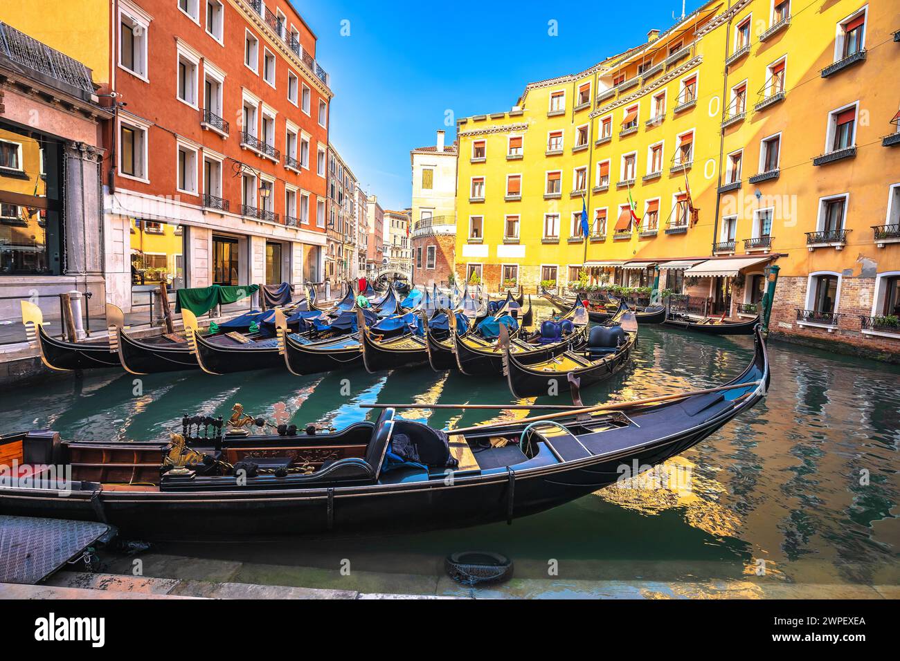 Le gondole del canale del bacino Orseolo e la colorata architettura di Venezia, destinazione turistica nel nord di Iraly Foto Stock