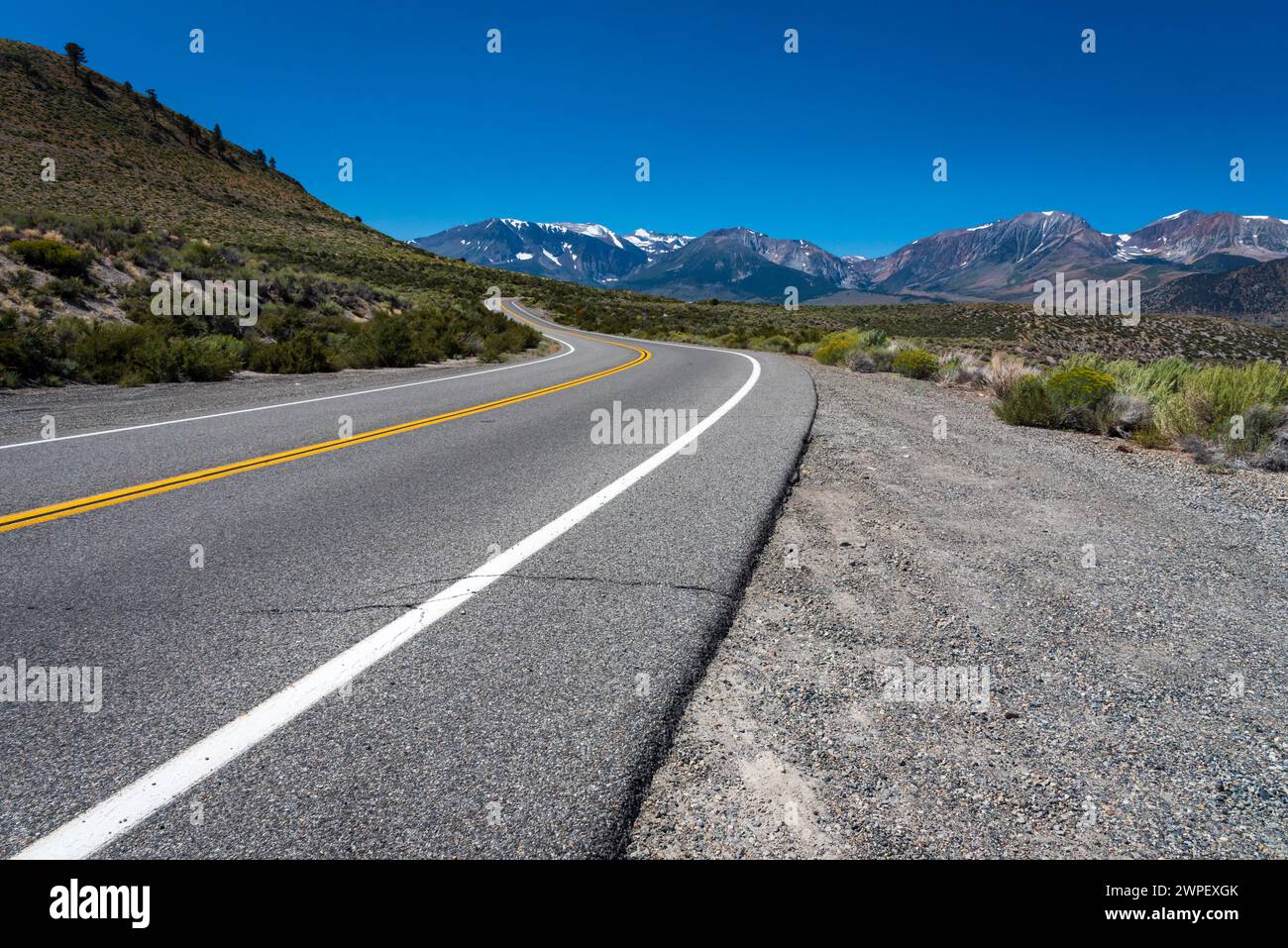 Vista sulla strada delle montagne della Sierra Nevada vicino al lago Mono, California, in una giornata estiva di sole. Foto Stock