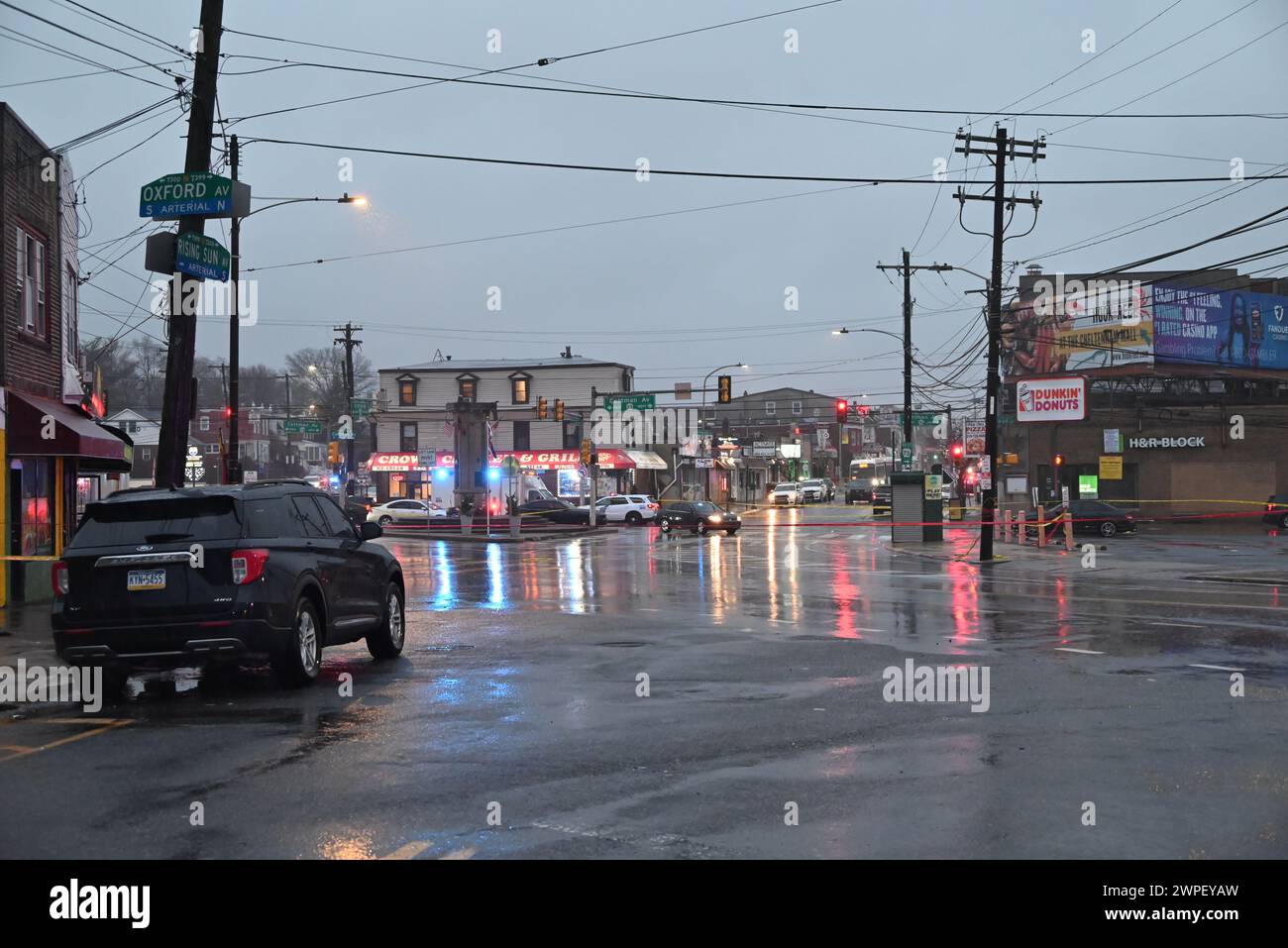 Le riprese di massa feriscono otto giovani alla fermata dell'autobus SEPTA a Philadelphia, Pennsylvania, Stati Uniti, il 6 marzo 2024. Intorno alle 2:59 sono state ricevute numerose 911 chiamate che riportavano una sparatoria di massa sull'autostrada vicino a Dunkin Donuts. All'arrivo, la polizia ha scoperto otto vittime sulla scena con ferite da arma da fuoco su Cottman e Rising Sun Avenue. Un maschio di 15 anni ha subito due ferite da arma da fuoco al braccio sinistro e una alla parte superiore della schiena, in condizioni stabili, un maschio di 15 anni è stato colpito una volta nella parte inferiore della schiena, sempre in condizioni stabili, un maschio di 16 anni ha subito ferite da arma da fuoco al petto, Foto Stock