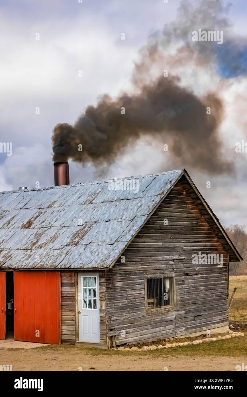 sugarhouse cotta a legna che produce sciroppo d'acero in una fattoria Amish nel Michigan, Stati Uniti [Nessuna pubblicazione di proprietà; solo licenza editoriale] Foto Stock