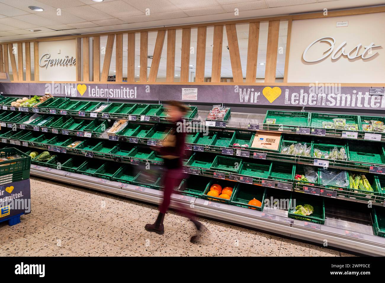 Berlino, Germania. 7 marzo 2024. Gli scaffali di frutta e verdura di un supermercato Edeka a Schöneberg sono in gran parte vuoti a seguito di un incendio doloso su un pilone ad alta tensione vicino alla fabbrica di auto Tesla. A causa dell'interruzione di corrente, che ha colpito anche un negozio Edeka a Freienbrink, ci sono restrizioni sulla disponibilità delle merci. Crediti: Christoph Soeder/dpa/Alamy Live News Foto Stock