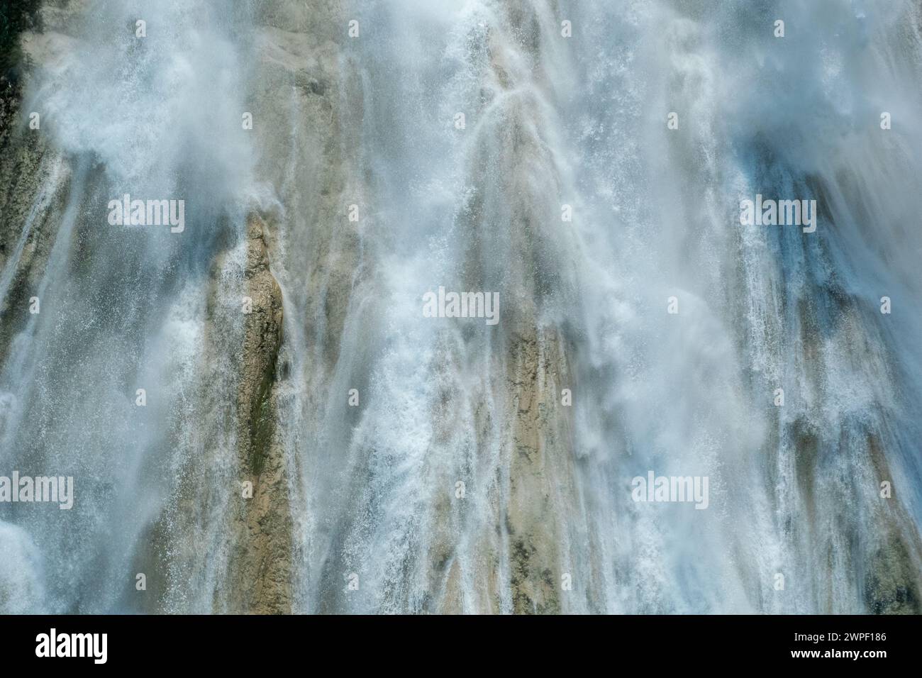 Le cascate assomigliano al velo di una sposa Foto Stock