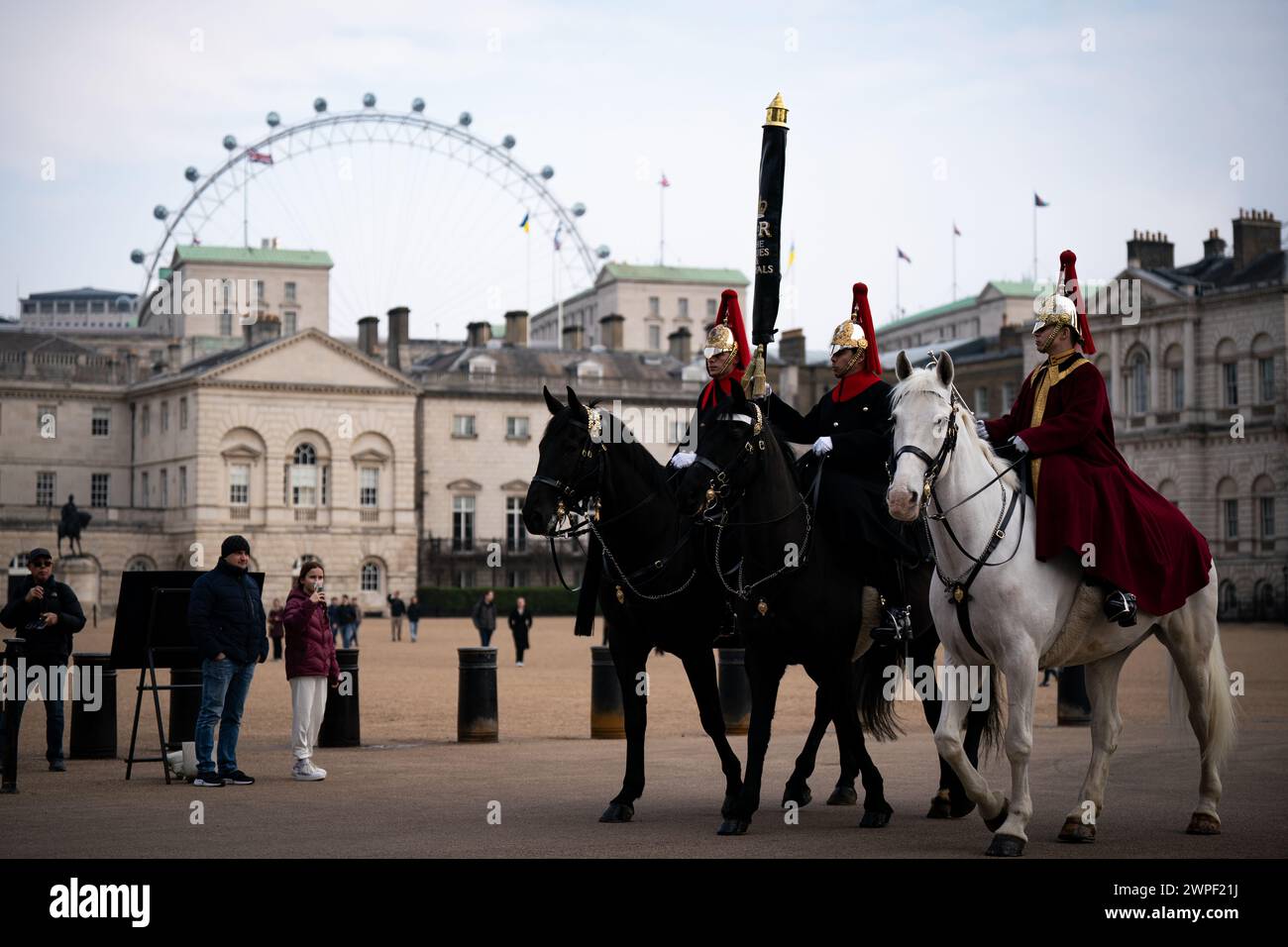 I turisti osservano i membri dei Blues and Royals dalla Household Cavalry alla Horse Guards Parade, Londra. Data foto: Giovedì 7 marzo 2024. Foto Stock