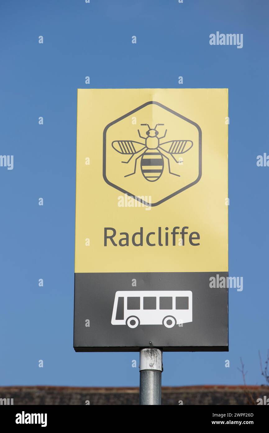 Insegna dell'autobus della rete Bee con cielo azzurro e sole a Radcliffe vicino a Bury, Greater manchester regno unito Foto Stock