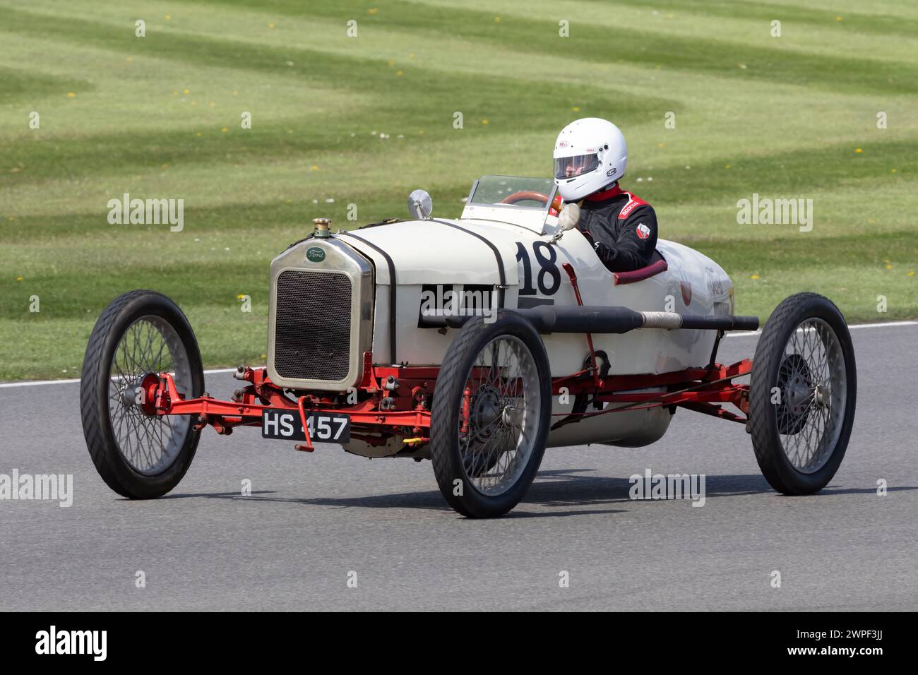 Jonathan Bradshaw nella sua Ford Model T Indianapolis del 1918 durante la gara dello S.F. Edge Trophy al 80th Member Meeting, Goodwood, Sussex, Regno Unito. Foto Stock