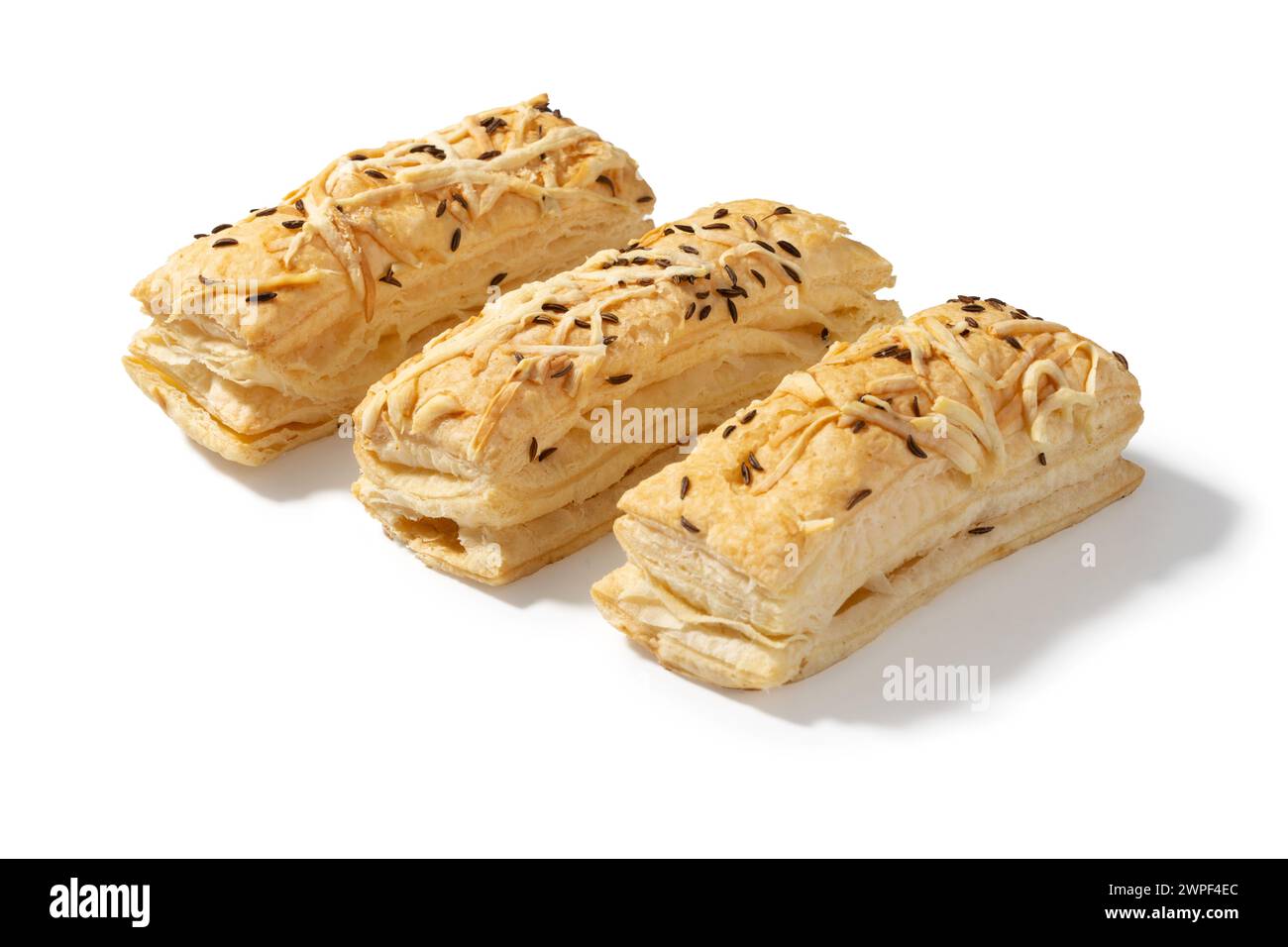 Tre cracker dorati, ciascuno ricoperto da una spolverata di formaggio saporito Foto Stock