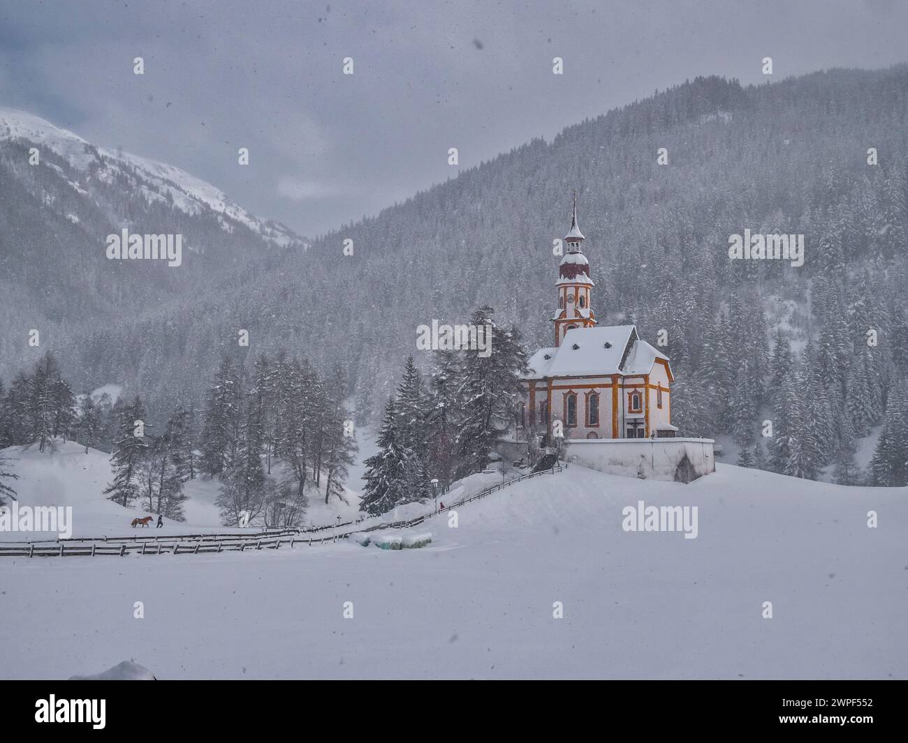 Questa immagine invernale è della chiesa di San Nicola situata nel villaggio di Obernberg, in cima alla valle di Obernbergtal, nel Tirolo austriaco Foto Stock