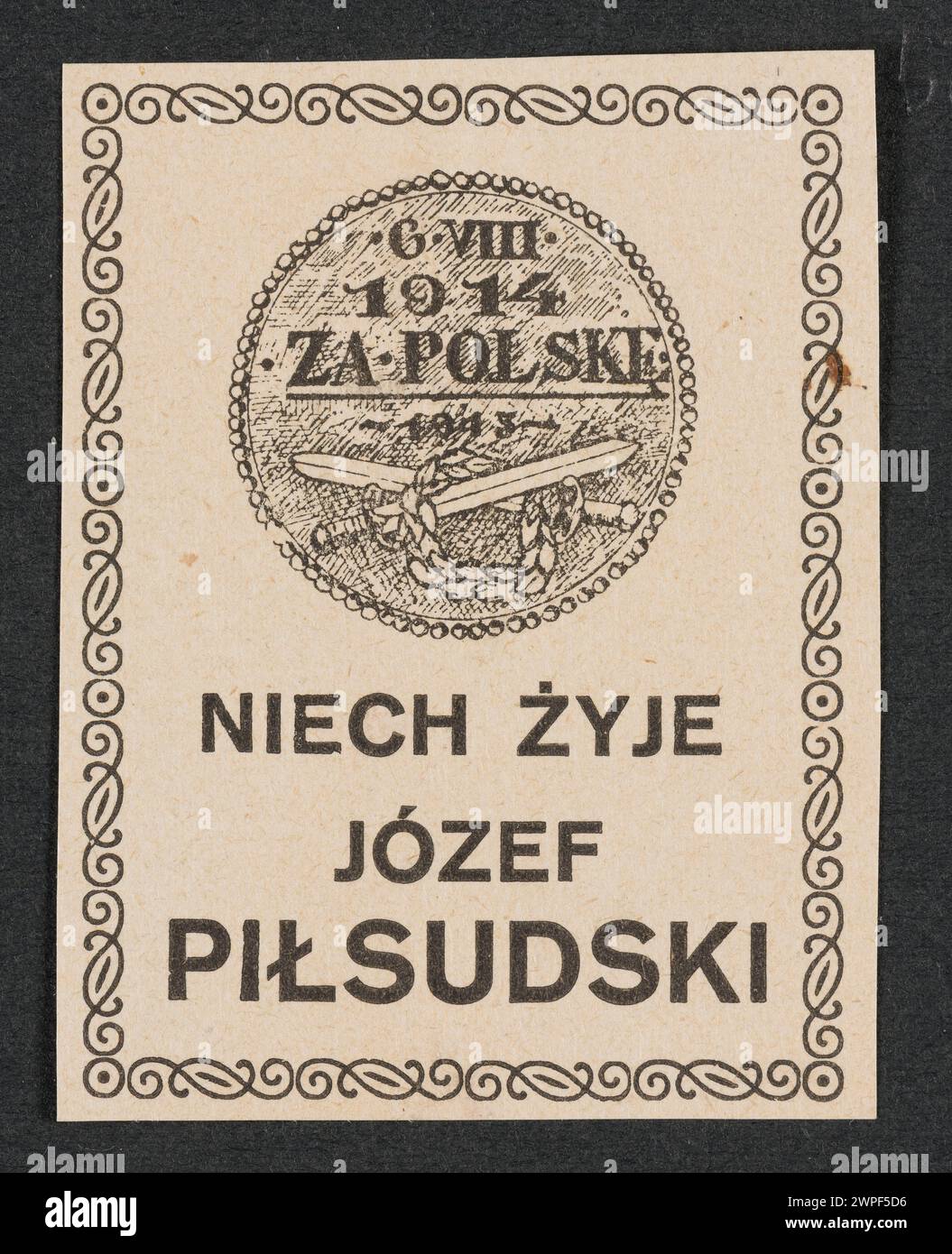 Questa stampa occasionale del 1914-1920 raffigura due spade incrociate, una corona di alloro e un testo commemorativo del 6 agosto 1914 e del patriottismo polacco, con menzione di Józef Piłsudski. Foto Stock
