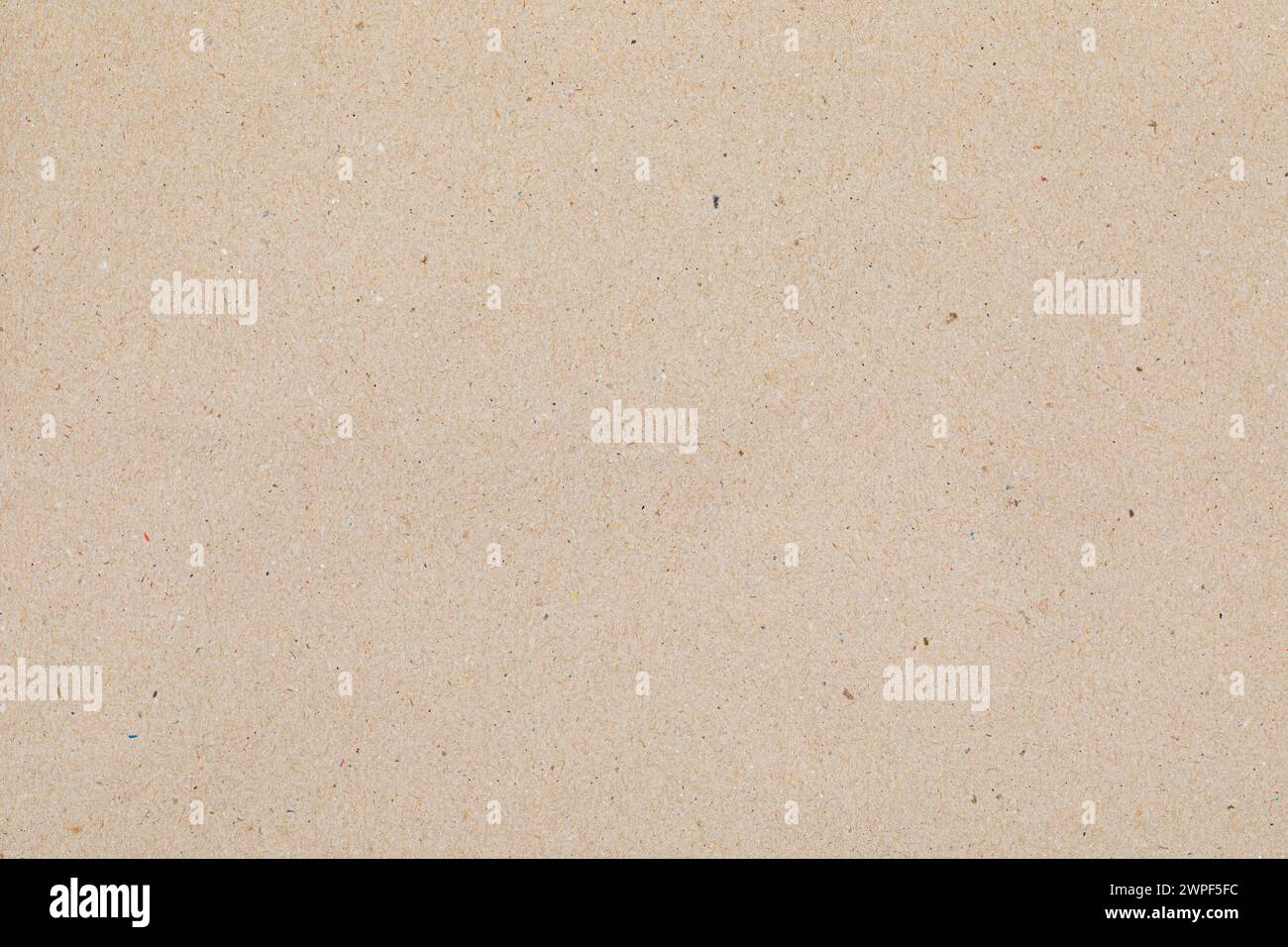 Superficie ruvida in carta kraft riciclata con macchie colorate e fibre naturali Foto Stock