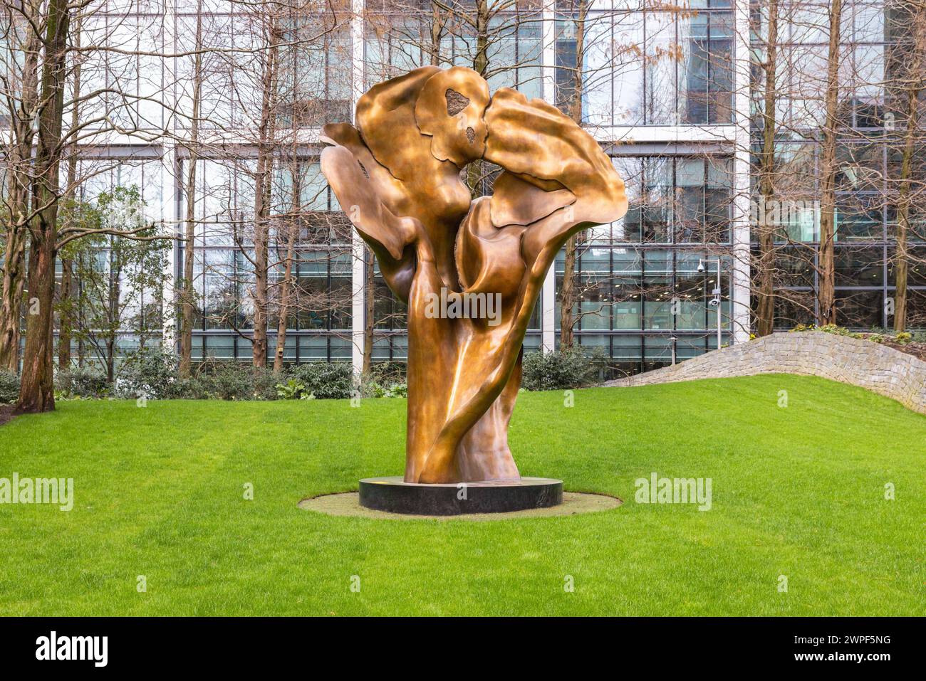 Fortuna, scultura in bronzo bz Helaine Blumenfeld OBE in Jubilee Gardens, Canary Wharf, Londra, Inghilterra, Regno Unito Foto Stock
