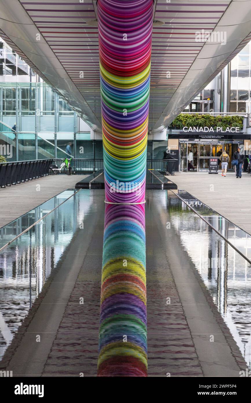 Click Your Heels Together Three Times, 2023 Pride installation di Adam Nathanial Furman, Canary Wharf, Londra, Regno Unito Foto Stock