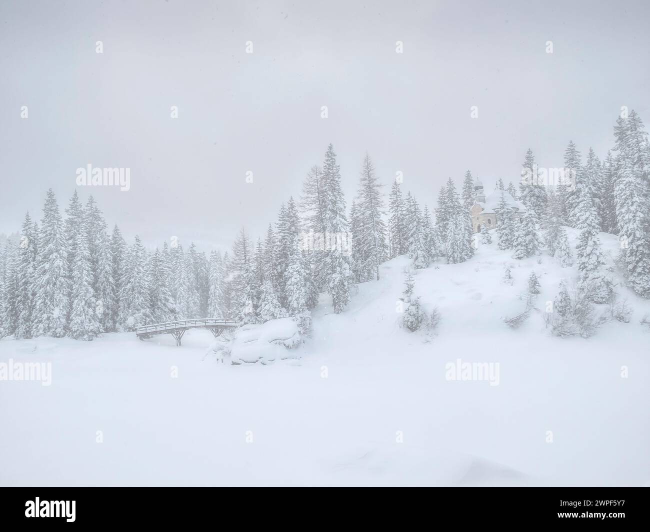 Questa immagine invernale della chiesa di Maria am SEE, meglio conosciuta come la Cappella nella foresta, si trova presso il lago Obernberger SEE nel Tirolo austriaco Foto Stock