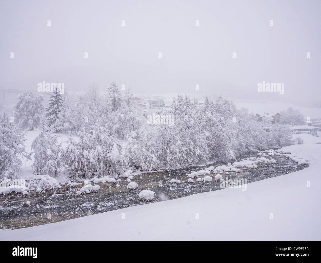 Questa immagine invernale della strada innevata è della strada principale di Steinach am Brenner, situata sulla strada del Brennero tra Innsbruck e Brenner Pass Foto Stock