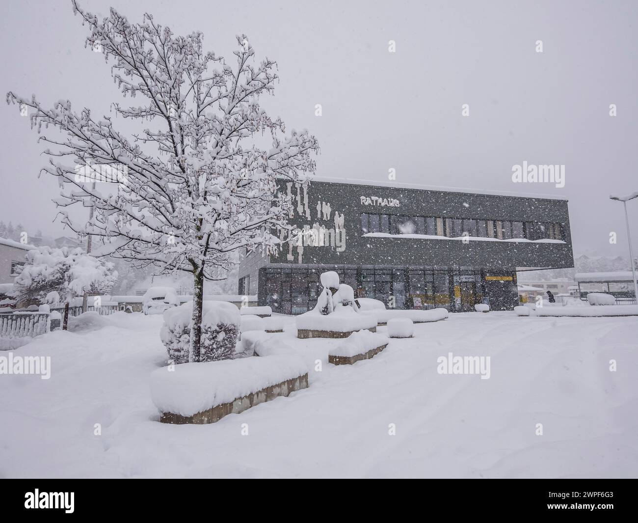 Questa immagine invernale della strada innevata è della strada principale di Steinach am Brenner, situata sulla strada del Brennero tra Innsbruck e Brenner Pass Foto Stock