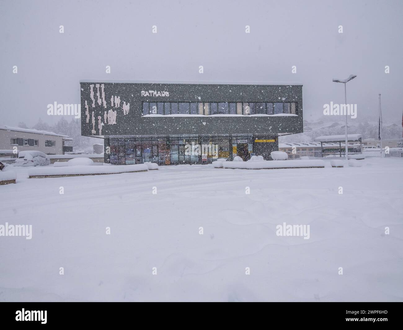 Questa immagine invernale della strada innevata è della strada principale di Steinach am Brenner, situata sulla strada del Brennero tra Innsbruck e Brenner Pass Foto Stock