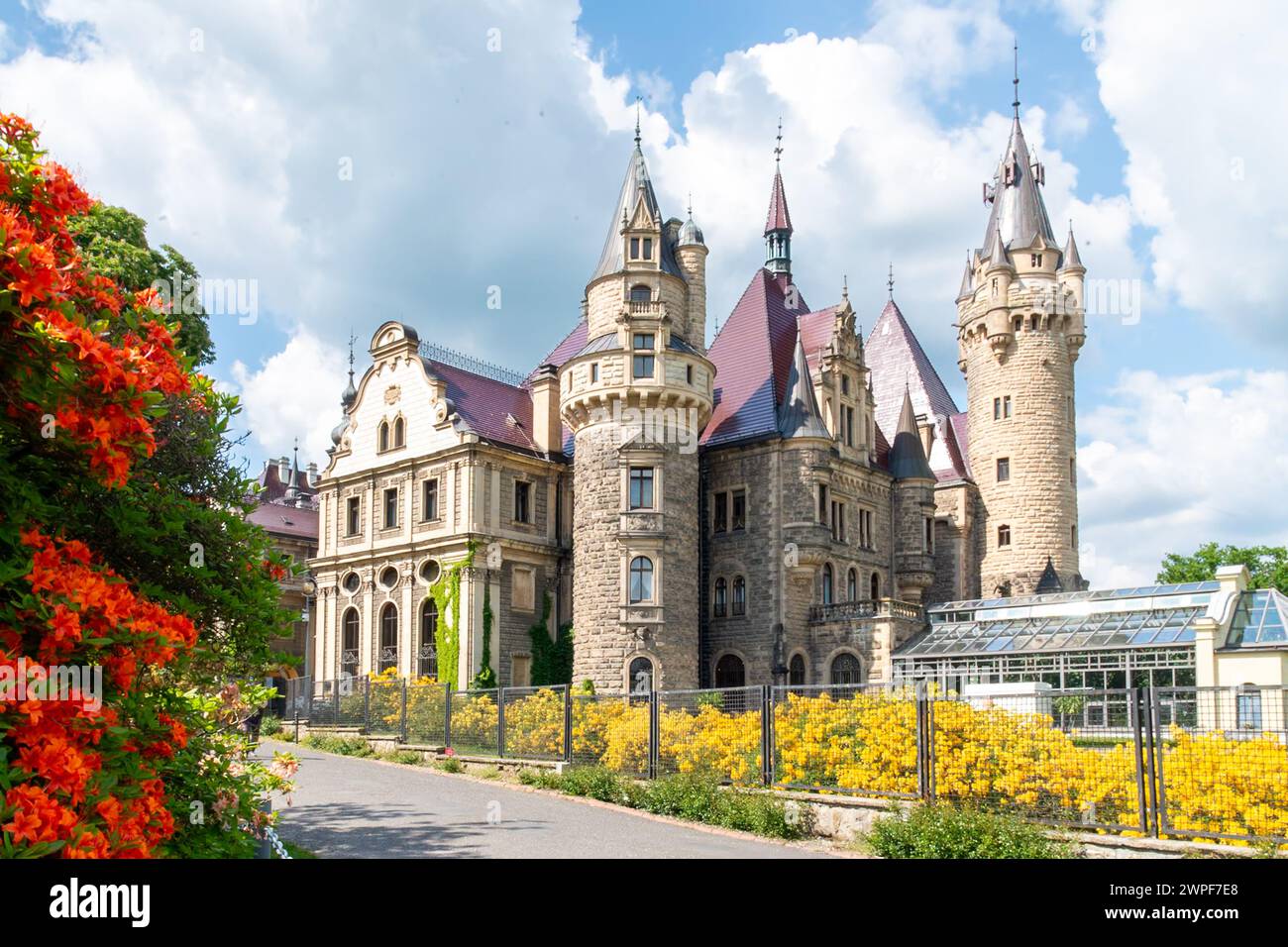 Un palazzo storico a Moszna con 99 torri e 365 camere. Neogotico e in parte neorinascimentale. Moszna, Opole, Polonia 2020 Foto Stock