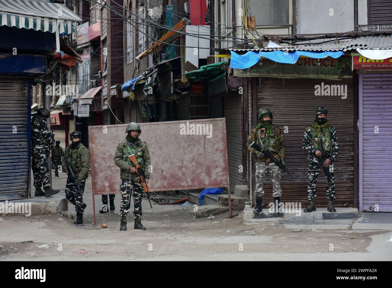 Srinagar, India. 7 marzo 2024. Le truppe paramilitari sono in allerta vicino al luogo durante la visita del primo ministro indiano Narendra modi a Srinagar. (Foto di Saqib Majeed/SOPA Images/Sipa USA) credito: SIPA USA/Alamy Live News Foto Stock