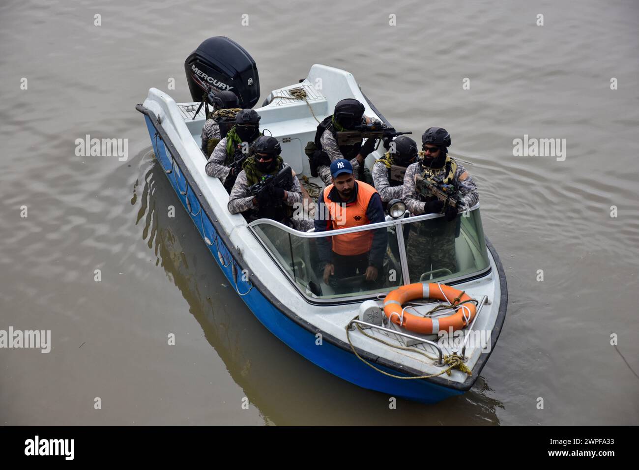 Srinagar, India. 7 marzo 2024. I Marine Commandos (MAROS) della marina indiana pattugliano sul fiume Jhelum, durante la visita del primo ministro indiano, Narendra modi a Srinagar. (Foto di Saqib Majeed/SOPA Images/Sipa USA) credito: SIPA USA/Alamy Live News Foto Stock
