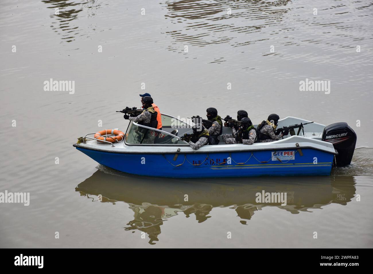 I Marine Commandos (MAROS) della marina indiana pattugliano sul fiume Jhelum, durante la visita del primo ministro indiano, Narendra modi a Srinagar. (Foto di Saqib Majeed / SOPA Images/Sipa USA) Foto Stock