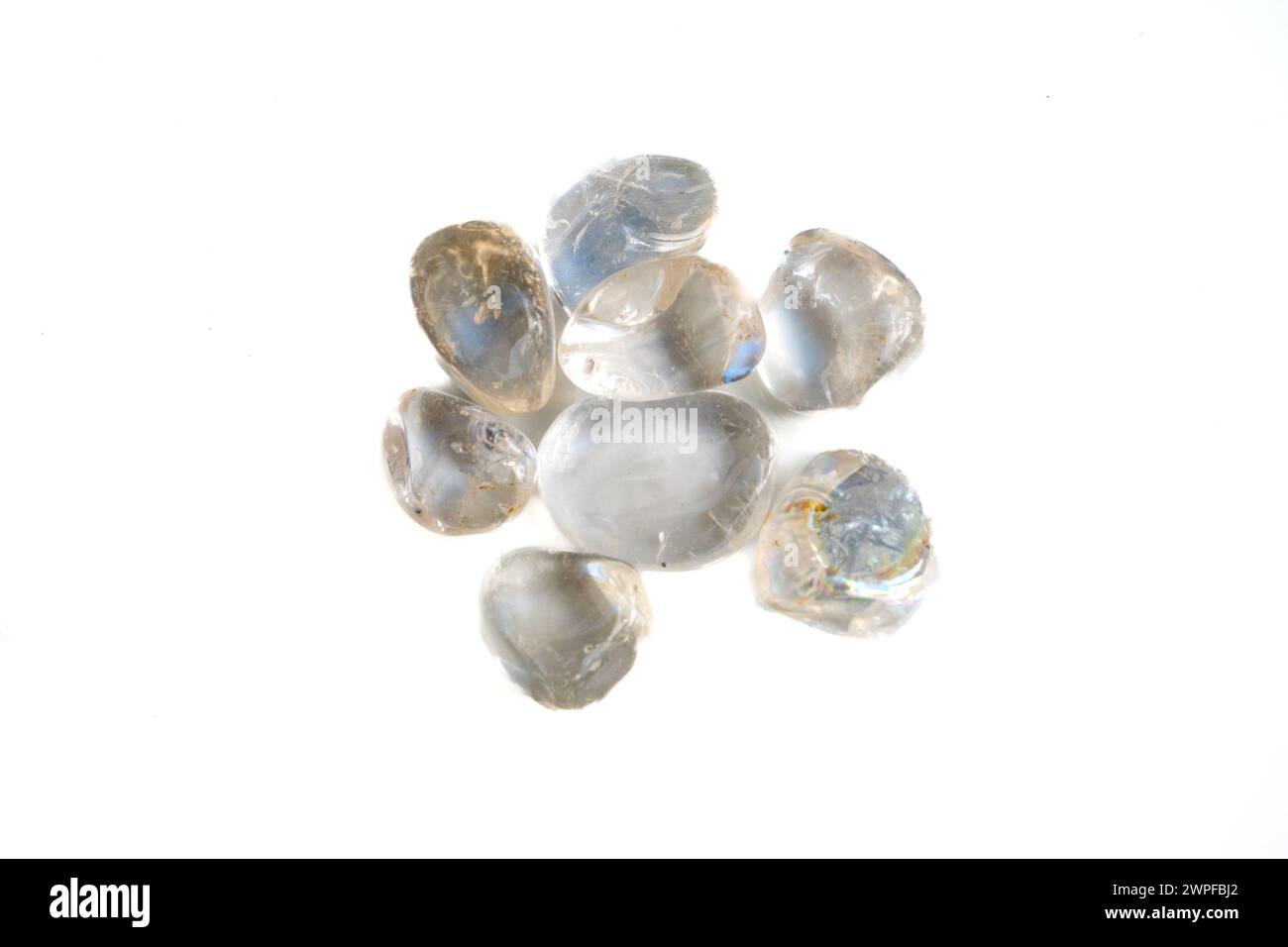 Pietre di cristallo con sfondo bianco. Foto Stock