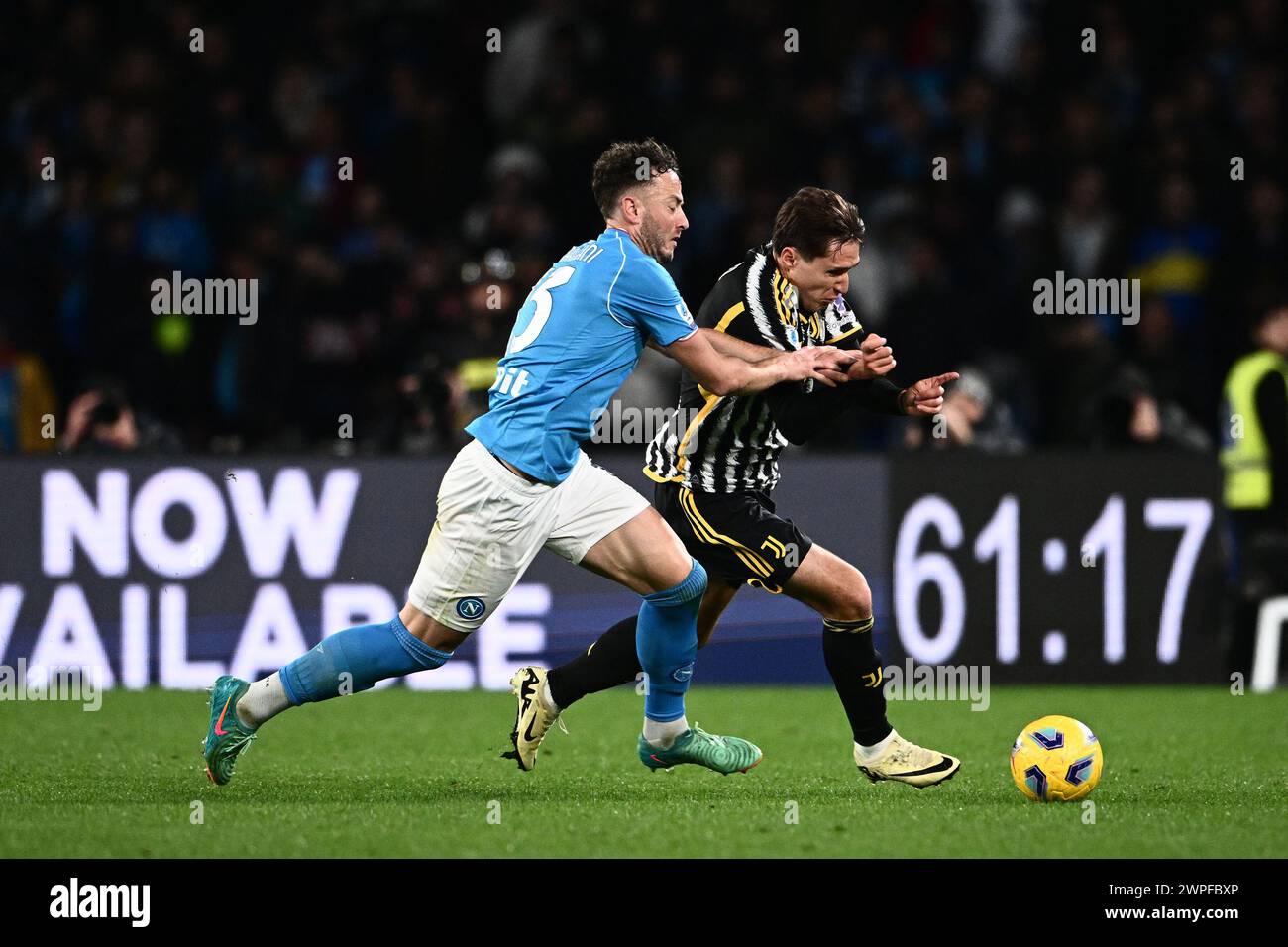 Federico Chiesa della Juventus FC e Amir Rrahmani della SSC Napoli competono per il pallone durante la partita di serie A TIM tra SSC Napoli e Juventus FC a. Foto Stock
