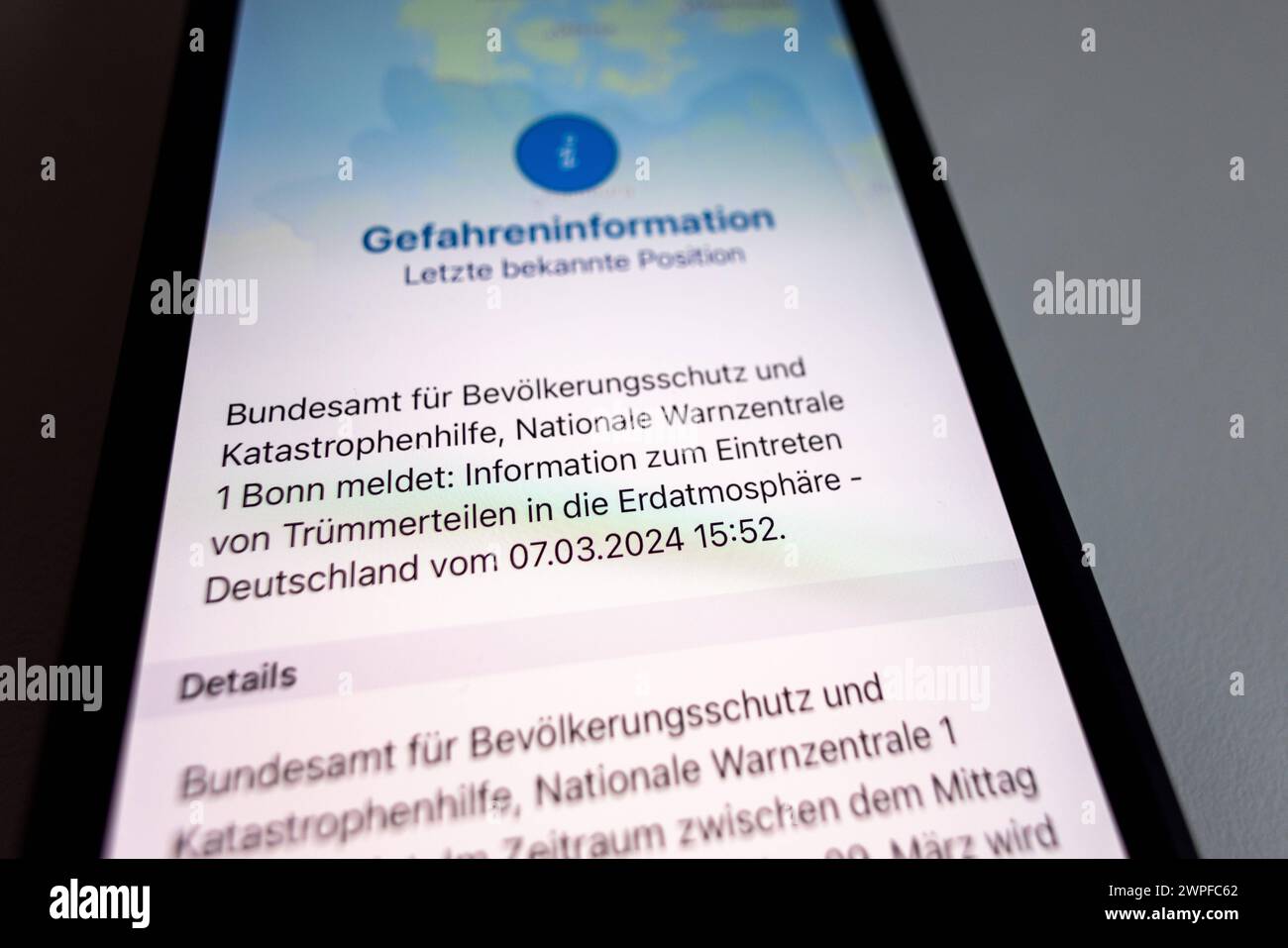 Warnung vor Eintritt von Trümmerteilen in Die Erdatmosphäre Auf einem smartphone ist die Gefahreninformation des Bundesamt für Bevölkerungsschutz und Katastrophenhilfe in der App KATWARN vor dem Eintritt von Trümmerteilen in Die Erdatmosphäre geöffnet. Batteriepakete der Raumstation ISS sollen ab dem morgigen Tag in der Erdatmosphäre verglühen., Oberursel Hessen Deutschland **** attenzione ai detriti che entrano nell'atmosfera terrestre le informazioni sui pericoli dell'Ufficio federale della protezione civile e dell'assistenza alle catastrofi nell'app KATWARN sui detriti che entrano nell'atmosfera terrestre sono aperte su un sma Foto Stock