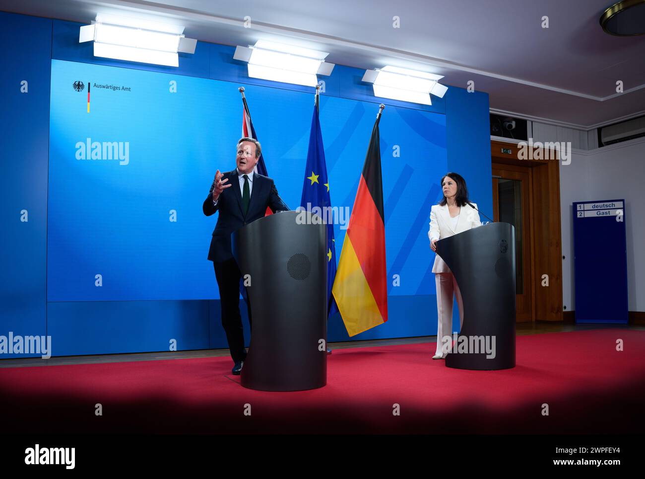 Berlino, Germania. 7 marzo 2024. Annalena Baerbock (r, Alliance 90/The Greens), ministro degli Esteri, e David Cameron, ministro degli Esteri del Regno Unito, intervengono in una conferenza stampa durante il secondo dialogo strategico tedesco-britannico presso il Federal Foreign Office. A metà del 2021, gli ex ministri degli Esteri Maas e Raab hanno concordato un più stretto scambio tedesco-britannico su questioni di politica estera e di sicurezza, compreso un dialogo strategico annuale come opportunità per uno scambio bilaterale approfondito. Crediti: Bernd von Jutrczenka/dpa/Alamy Live News Foto Stock