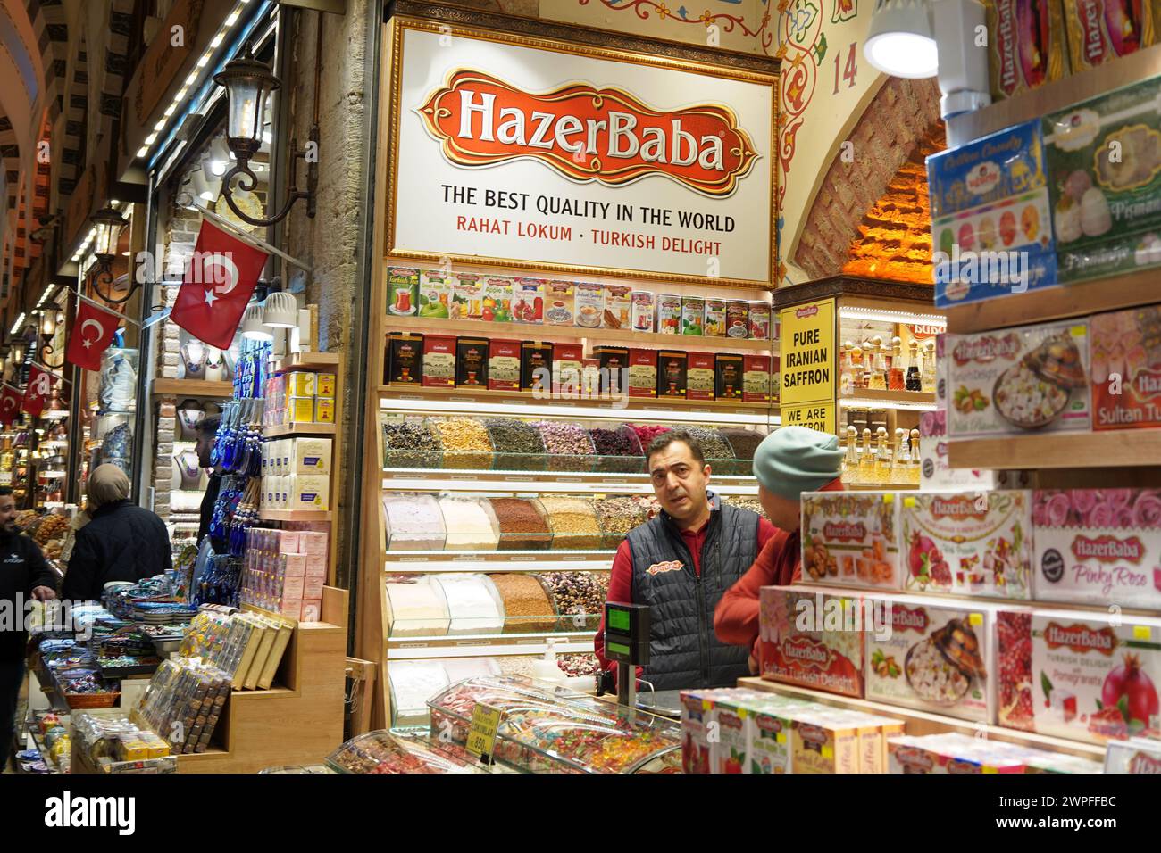 Prodotti colorati in vendita nel Bazaar delle spezie (egiziano,) a Istanbul, Turchia Foto Stock