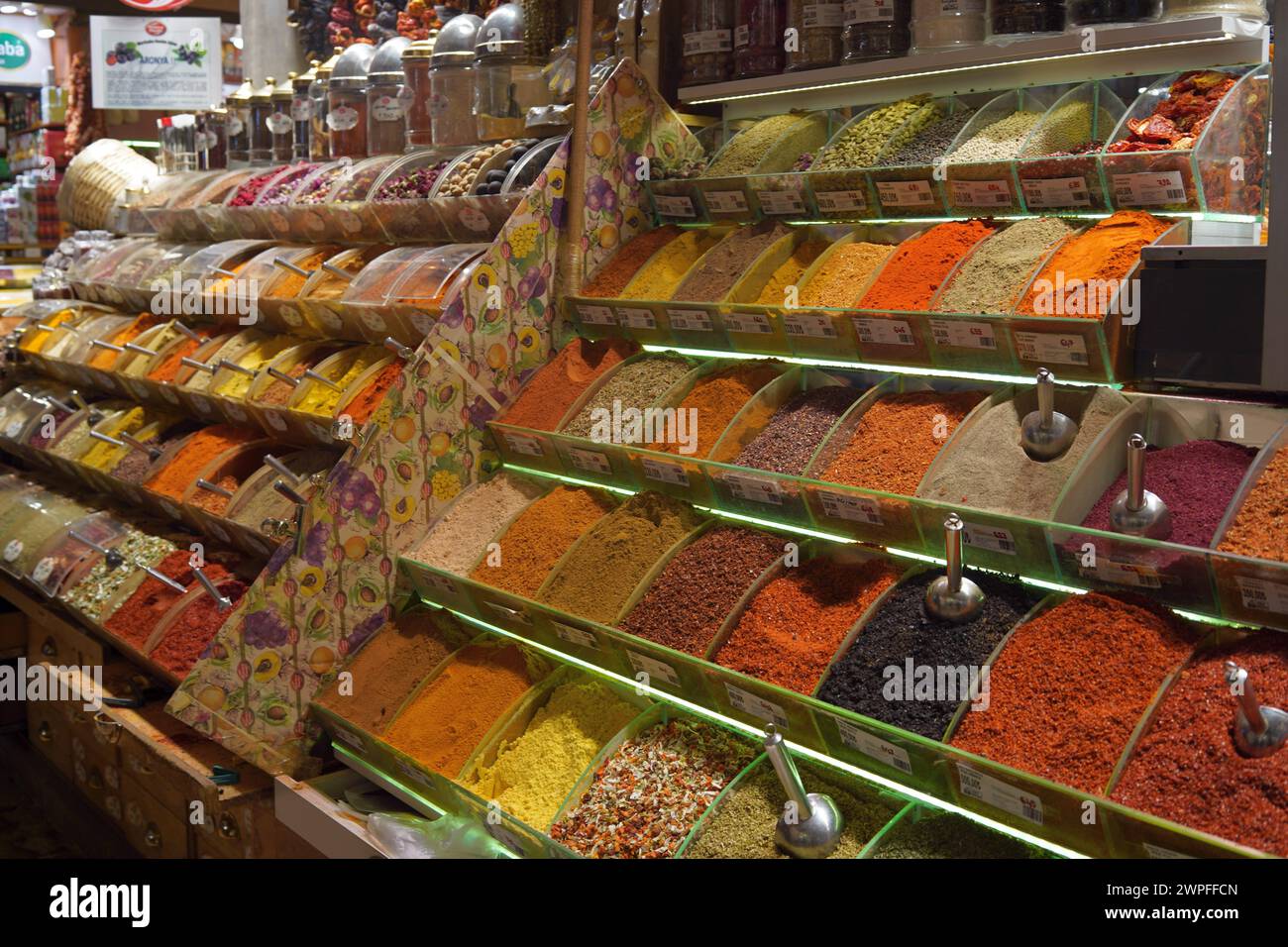 Prodotti colorati in vendita nel Bazaar delle spezie (egiziano,) a Istanbul, Turchia Foto Stock