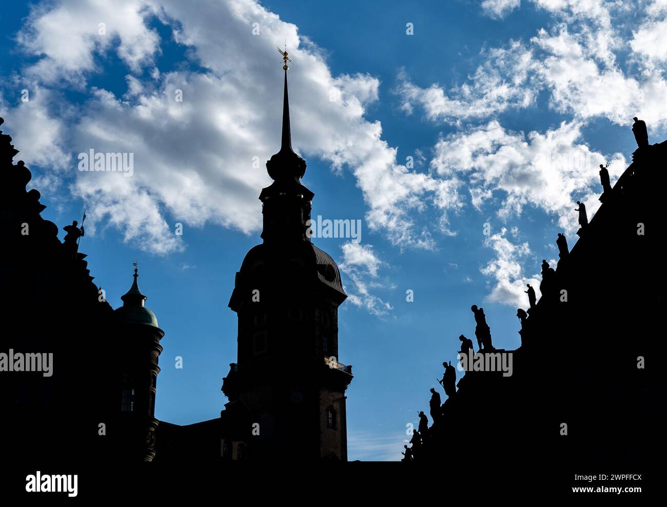 Sagome della torre Hausmannsturm e figure della cattedrale di Dresda. Katholische hofkirche a Dresda. Germania 2020 Foto Stock