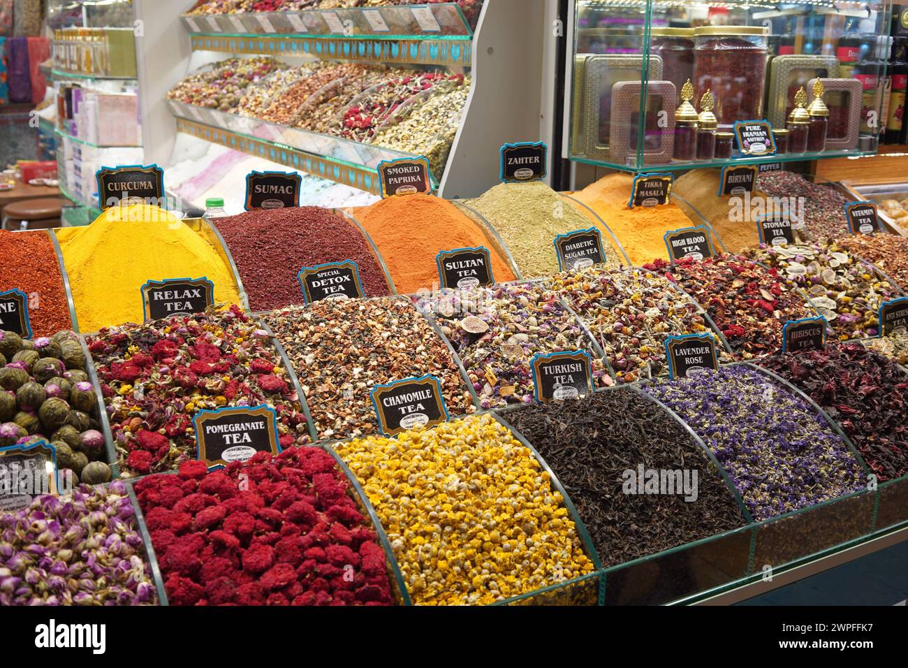 Prodotti colorati in vendita nel Bazaar delle spezie (egiziano,) a Istanbul, Turchia Foto Stock