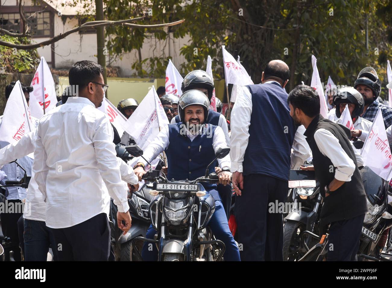 GUWAHATI, INDIA-07 MARZO 2024: Attivisti di tutta l'Assam Students Union (AASU) che organizzano una manifestazione in bicicletta contro la cittadinanza (Amendment) Act (CAA) a Guwahati, India, giovedì 7 marzo 2024. Foto Stock