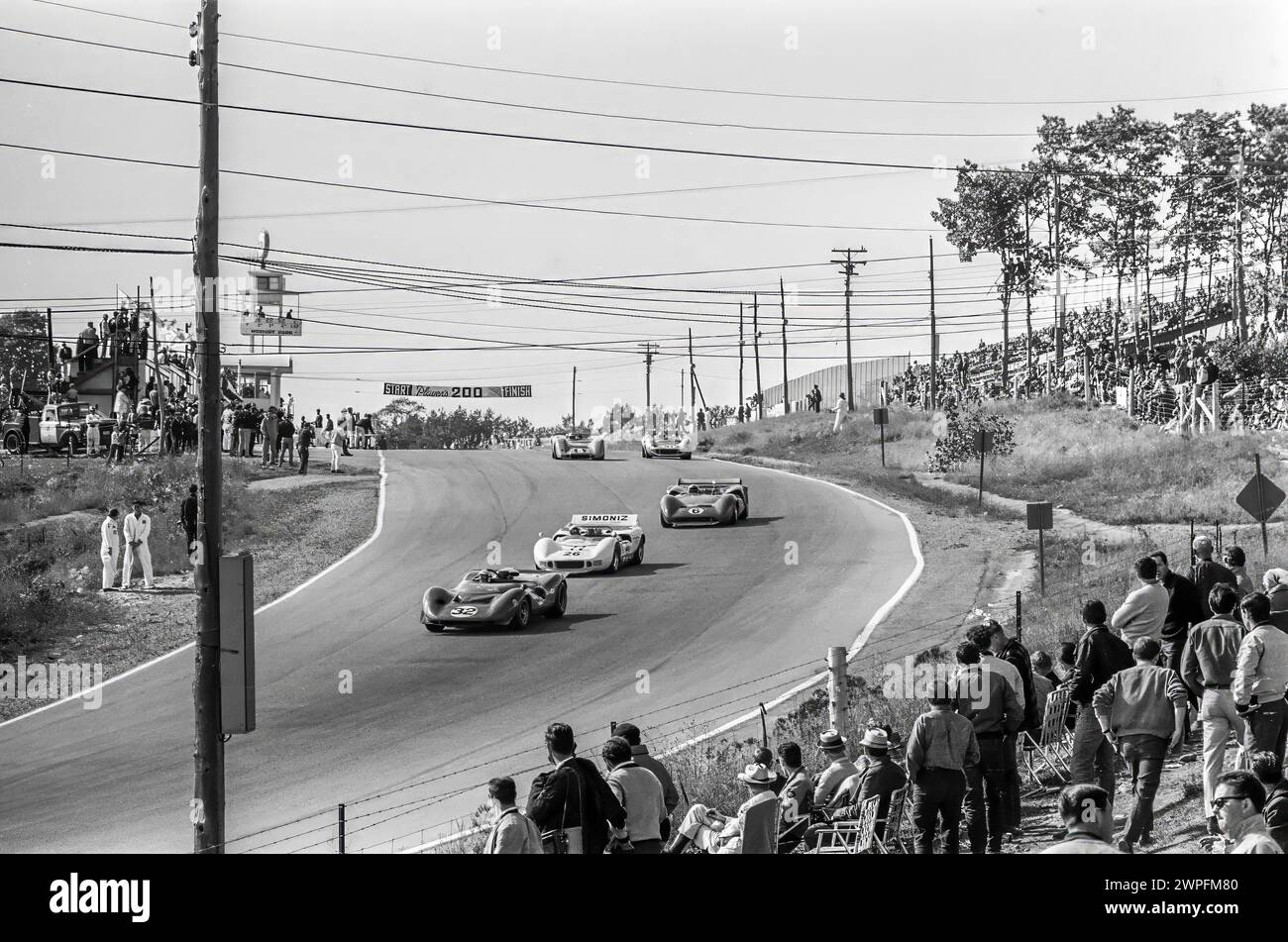 Ludovico Scarfiotti su una Ferrari 412P Spyder guidando le auto alla curva 1 al Mosport Park CAN Am 1967 in Ontario Canada Foto Stock