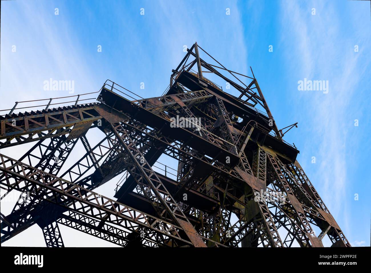 Attrezzatura di avvolgimento della miniera di carbone che guarda dal basso contro un cielo blu, Astley Green Lancashire Regno Unito Foto Stock
