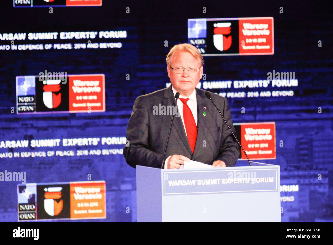 Una dichiarazione del ministro della difesa Swedesh Peter Hultqvist allo Stadio Natiodional di Varsavia in Polonia durante il vertice NATO. Foto Stock