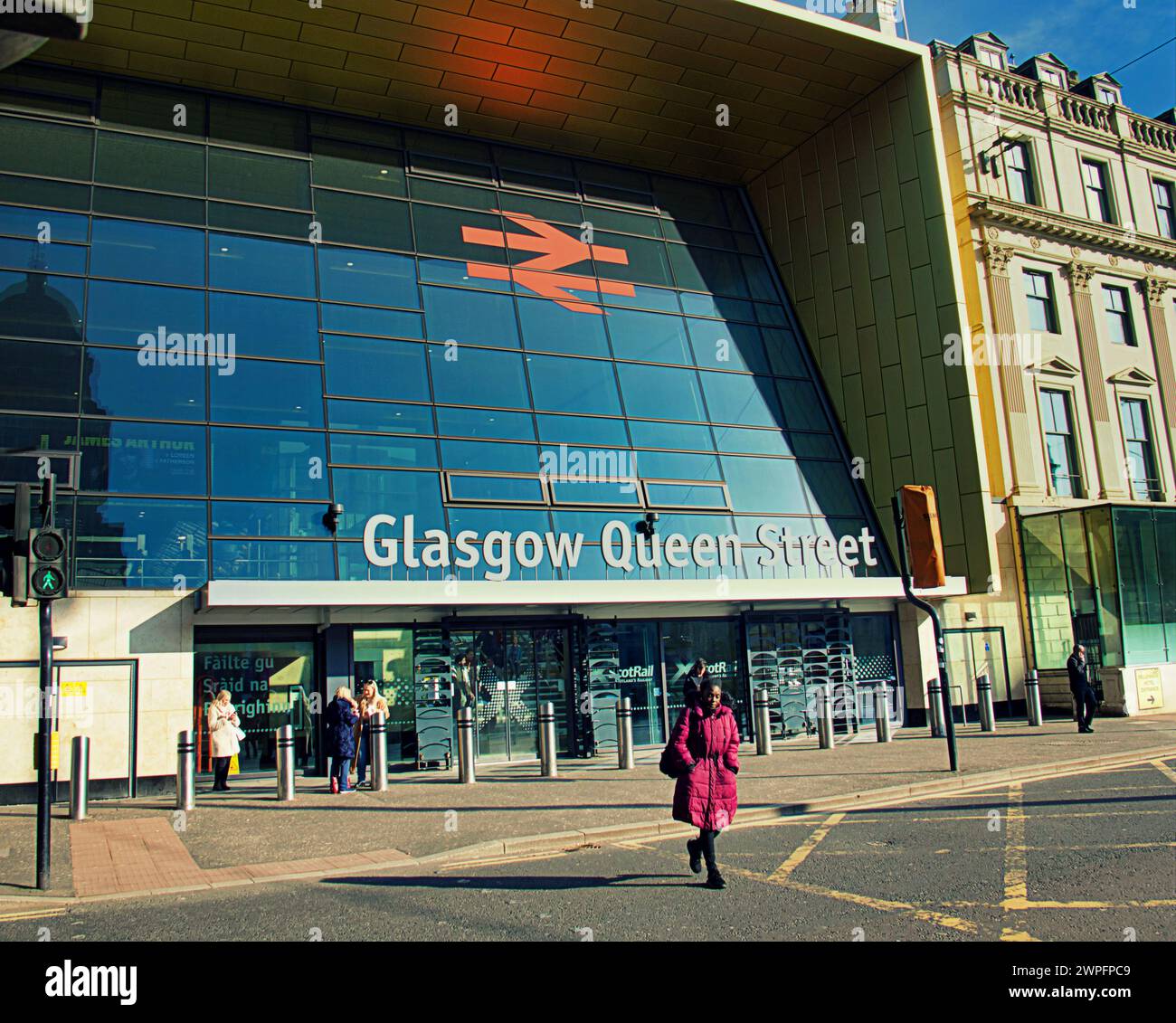 Glasgow, Scozia, Regno Unito. 7 marzo 2024: Regno Unito Meteo: Soleggiato in città ha visto gente del posto e turisti sulle strade del centro città. Porta d'ingresso e ingresso alla stazione ferroviaria di Queen Street in george Square. Credit Gerard Ferry/Alamy Live News Foto Stock