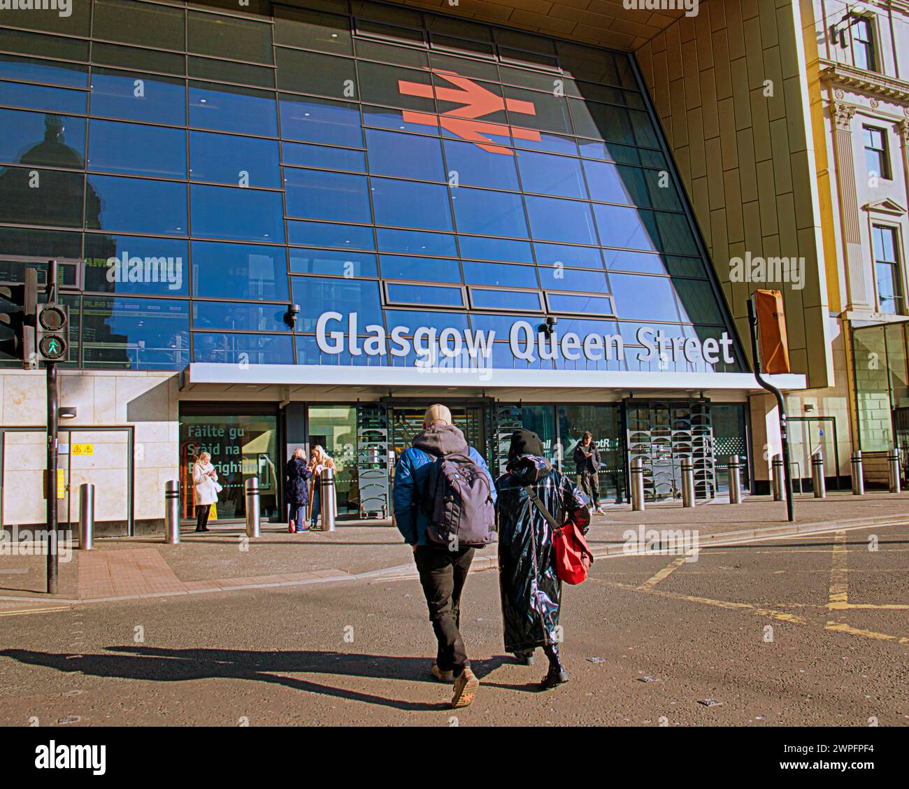 Glasgow, Scozia, Regno Unito. 7 marzo 2024: Regno Unito Meteo: Soleggiato in città ha visto gente del posto e turisti sulle strade del centro città. Porta d'ingresso e ingresso alla stazione ferroviaria di Queen Street in george Square. Credit Gerard Ferry/Alamy Live News Foto Stock