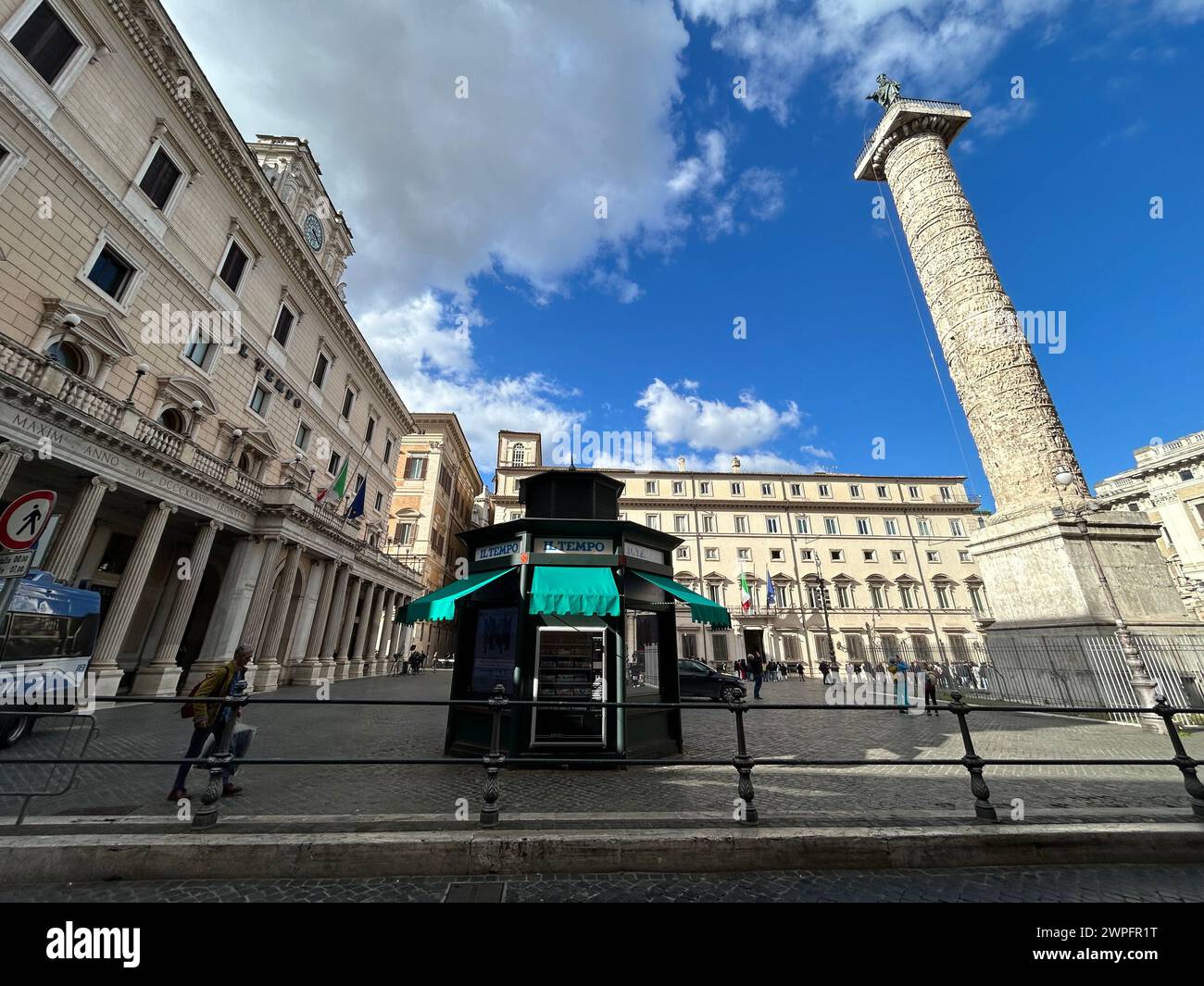 ROM, Italia. 7 marzo 2024. L'edicola di fronte a Palazzo Chigi, la residenza ufficiale dei capi di governo italiani, che ora ha solo un distributore automatico. Crediti: Christoph Sator/dpa/Alamy Live News Foto Stock