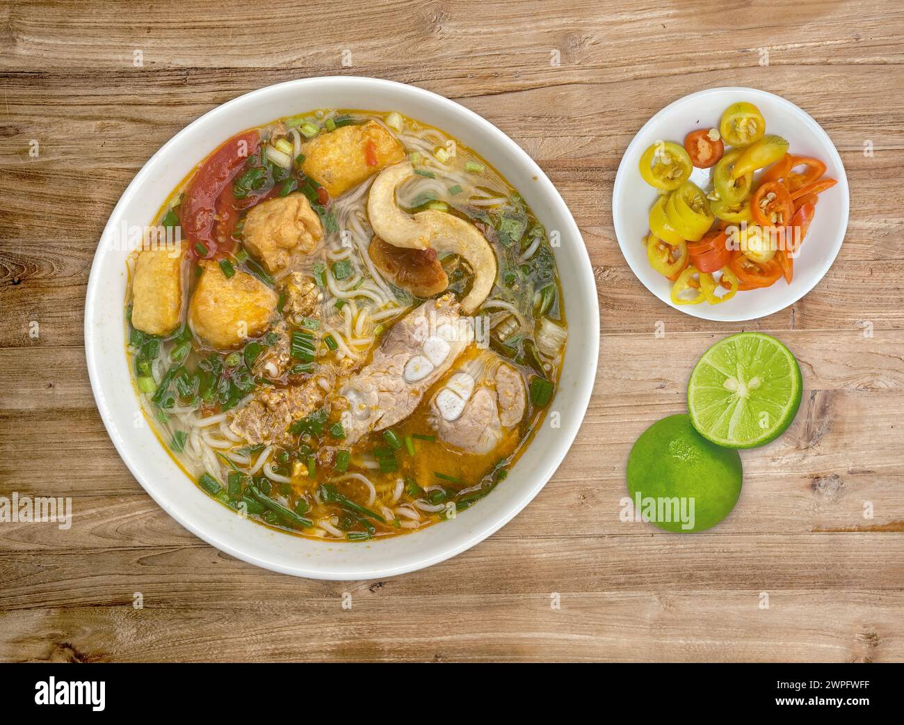 Bun Rieu è famoso cibo vietnamita. Bún riêu cua sườn sụn Vietnam nổi tiếng Thế giới. comida vietnamita famosa. 著名的越南美食 越南旅游, वियतनाम पर्यटन, 베트남 관광 Foto Stock