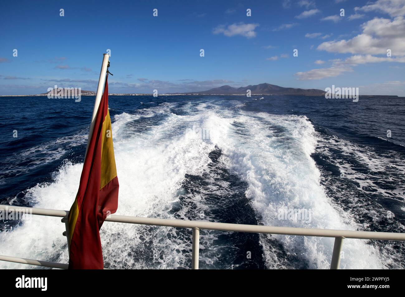 Bandiera spagnola a poppa del servizio di traghetto rapido lineas romero per corralejo fuerteventura da Lanzarote, Isole Canarie, spagna Foto Stock