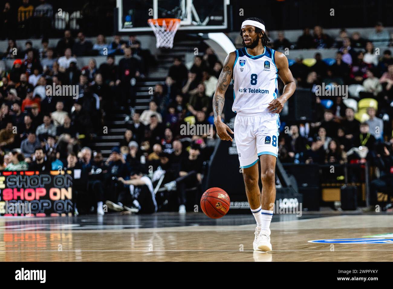 I London Lions sconfiggono Turk Telecom Ankara 100-77 qualificandosi per i quarti di finale dell'Eurocup BKT. 6 marzo 2024 alla Copperbox Arena, Londra, Regno Unito. Tyrone Wallace della Turk Telecom con la palla. Copyright caroljmoir/Alamy Foto Stock