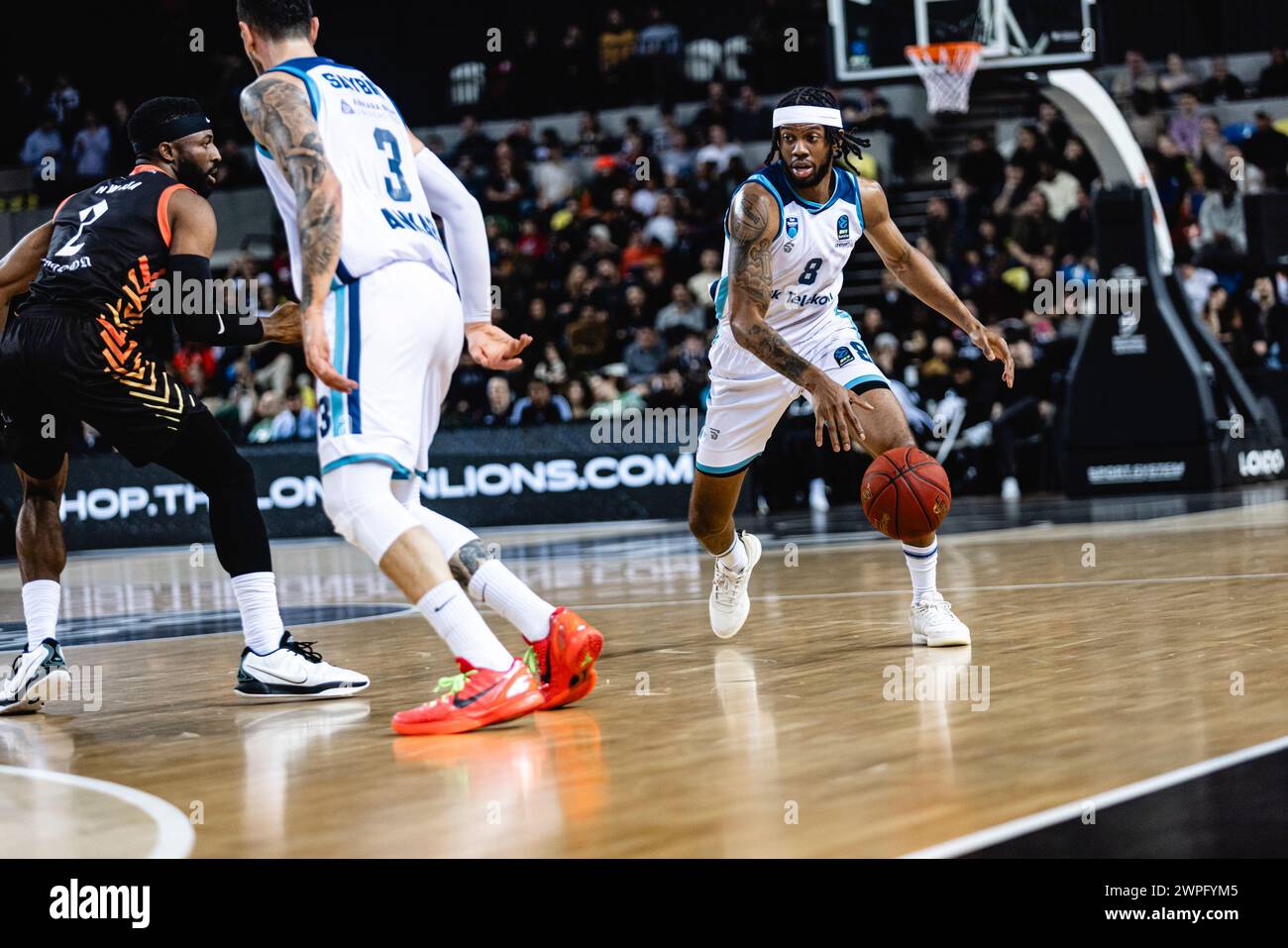 I London Lions sconfiggono Turk Telecom Ankara 100-77 qualificandosi per i quarti di finale dell'Eurocup BKT. 6 marzo 2024 alla Copperbox Arena, Londra, Regno Unito. Tyrone Wallace della Turk Telecom con la palla. Copyright caroljmoir/Alamy Foto Stock