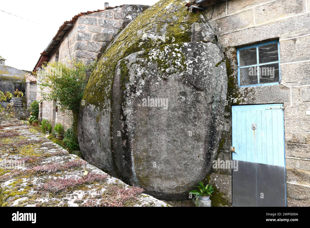 Nogueira de Ramuin. Case costruite tra blocchi di granito. Ribeira Sacra, Ourense, Galizia, Spagna. Foto Stock