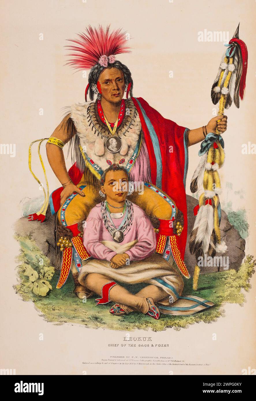 Litografia vintage "Keokuk, Chief of the Sacs & Foxes" di McKenney & Hall. Dalla storia delle tribù indiane del Nord America. Philadelphia: Edward C. Biddle, 1836; Frederick W. Greenough, 1838; Daniel Rice e James G. Clark, 1844. Ritratto completo del capo indigeno in tutte le regalie, con un ragazzino davanti. Foto Stock