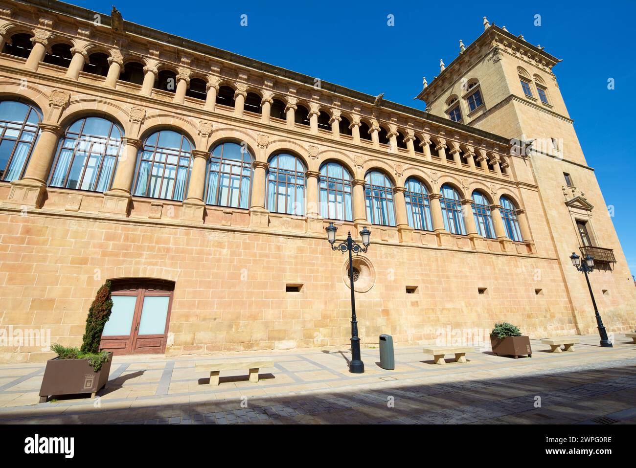 Vista esterna del palazzo dei conti di Gomara, Palazzo di giustizia, a Soria, Castilla Leon in Spagna. Foto Stock