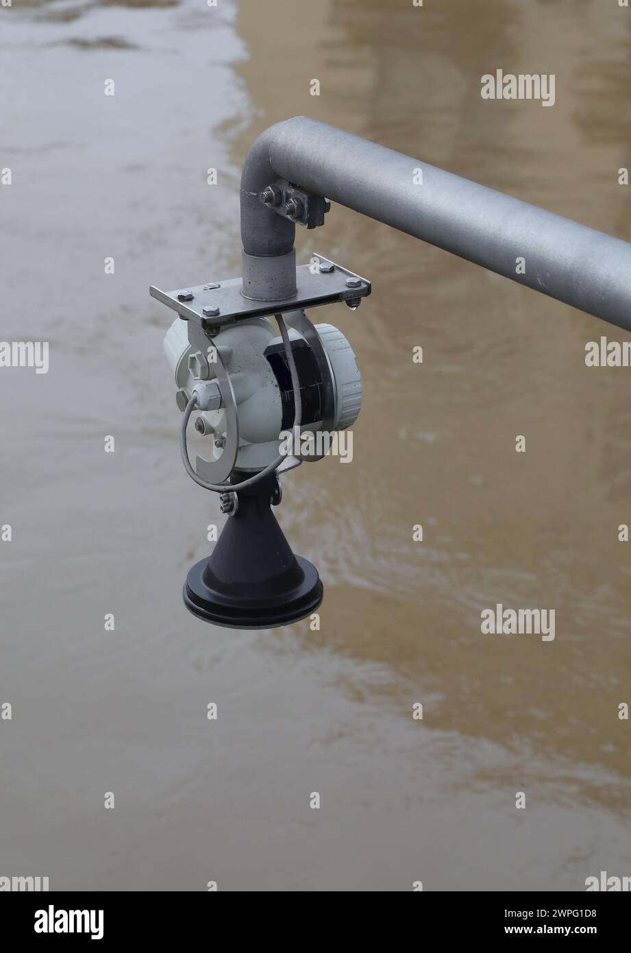 La sonda idrometrica industriale monitora i livelli dell'acqua del fiume per verificare il rischio di inondazione e l'acqua Foto Stock