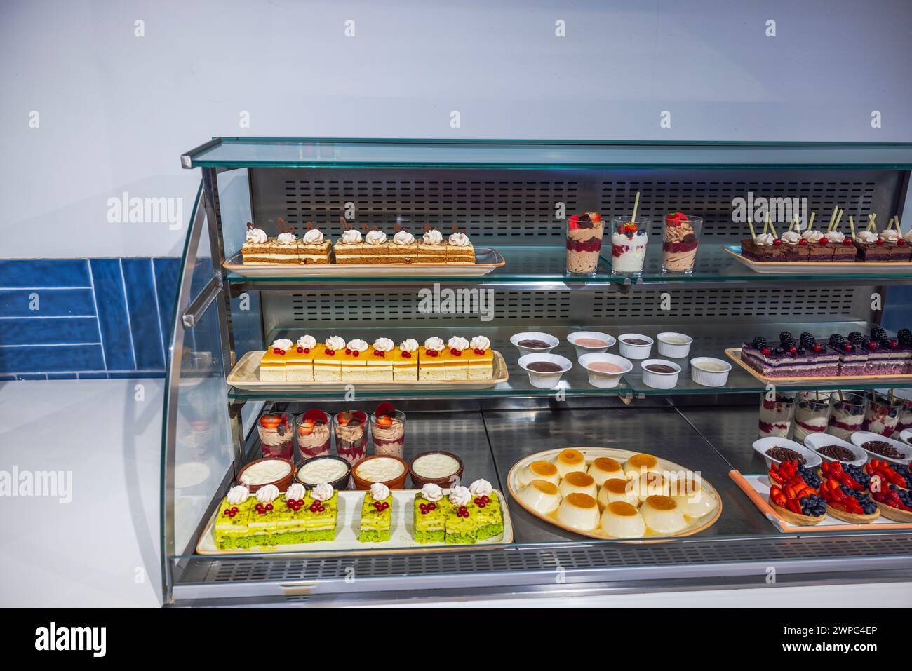 Primo piano degli scaffali del ristorante con vari tipi di dolci. Foto Stock