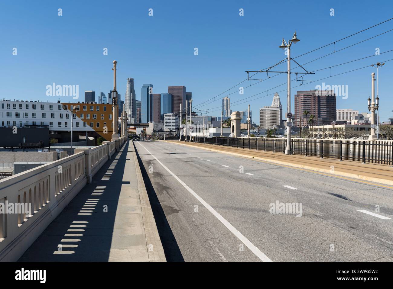 Il ponte e lo skyline della 1st Street nel centro di Los Angeles nella California meridionale. Foto Stock